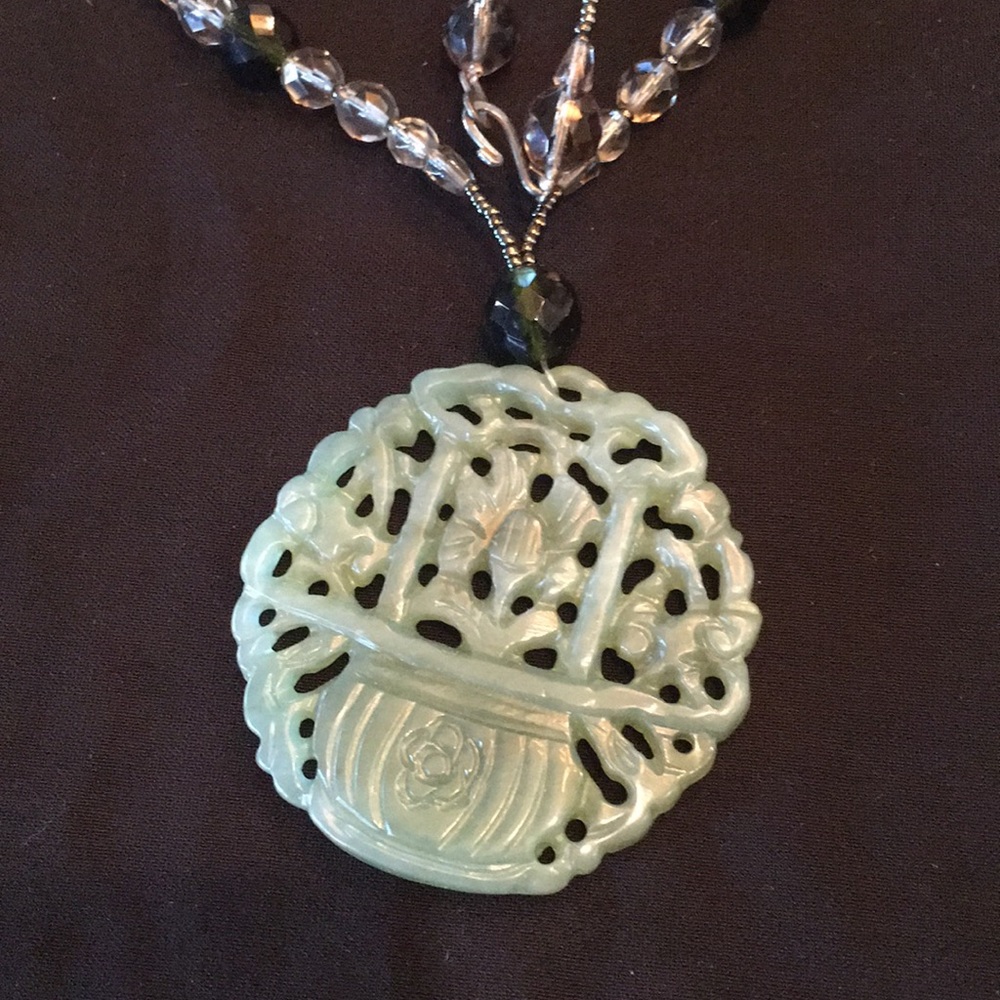 LONG CRYSTAL NECKLACE WITH JADE PENDANT. - Picture 3 of 3